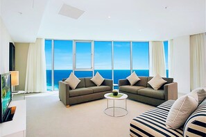 Ático sénior, 4 habitaciones, cocina, vistas al mar | Sala de estar | Una televisión de pantalla plana, Netflix, servicios de streaming