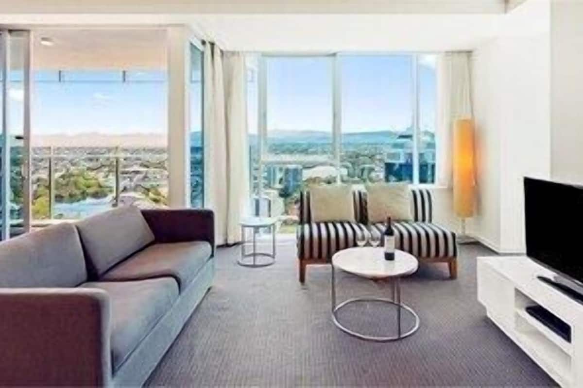 Aire de séjour | Téléviseur à écran plat de 75 po avec télévision numérique, téléviseur