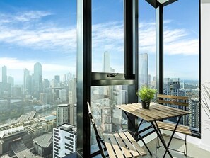 Apartamento, várias camas, para não fumantes, vista para a cidade | Sacada