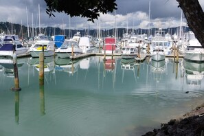 Marina - Historic Beachfront Haven – Restful, Charming, Unbeatable Views (Flat 5) (Opua)