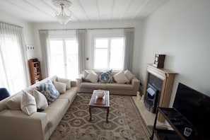 TV, fireplace, stereo - Historic Beachfront Haven – Restful, Charming, Unbeatable Views (Flat 5) (Opua)