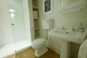 Regadera, secadora de cabello, toallas, jabón