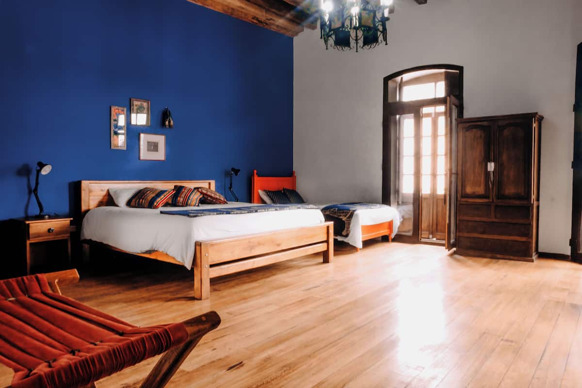 Deluxe driepersoonskamer | 1 slaapkamer, Italiaanse Frette-lakens, luxe beddengoed