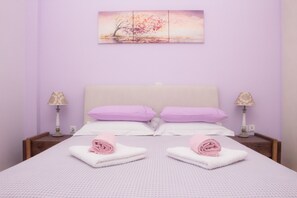 3 soveværelser, skrivebord, lydisolering, strygejern/strygebræt