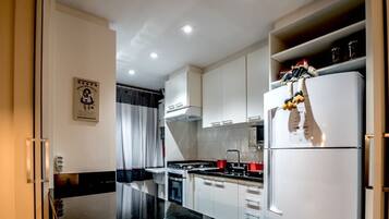Geladeira, micro-ondas, fogão, cooktop