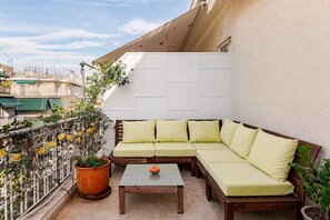 Property grounds - AthenSunapartment Top floor / 5" metro (Athina)