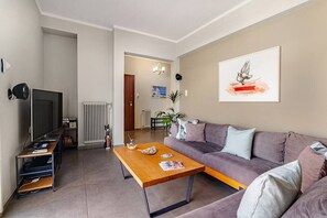 Smart TV, Netflix, DVD player, streaming services - AthenSunapartment Top floor / 5" metro (Athina)