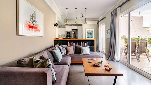 A modern living room with a sofa, coffee table, and bookshelves. - AthenSunapartment  Top floor / 5" metro (Athina)