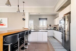 Geladeira, micro-ondas, fogão, cooktop