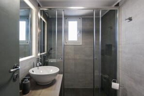 Een douche, een haardroger, handdoeken, shampoo