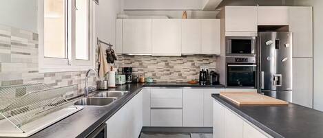 ثلاجة، ميكروويف، فرن، موقد طهي مسطح