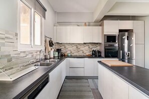 Frigorífico, microondas, horno y placa de cocina