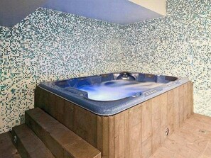 Indoor spa tub