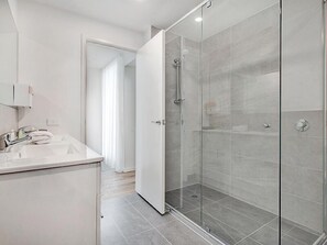 Roden1 | Bathroom | Shower, towels - Roden Residences (West Melbourne)