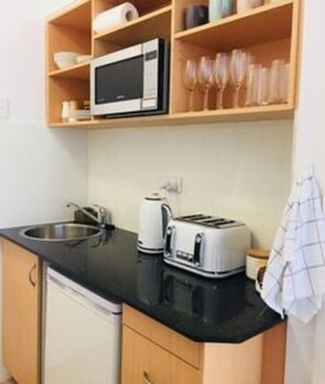 Doppelzimmer, 1 Doppelbett, Stadtblick | Eigene Kochnische | Kühlschrank, Mikrowelle, Herdplatte, Wasserkocher mit Kaffee-/Teezubehör