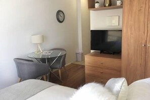 Double Room, 1 Double Bed, City View | Living area