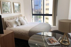 Doppelzimmer, 1 Doppelbett, Stadtblick | 1 Schlafzimmer, Verdunkelungsvorhänge, Bettwäsche