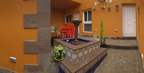 Village-talo on täysin uusittu jaettu neljään huoneistoon, joissa on sisäpihalla Arico Vie