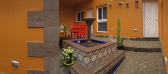 Dorfshaus komplett renoviert 4 Appartements mit Innenhof in Arico Viejo. B