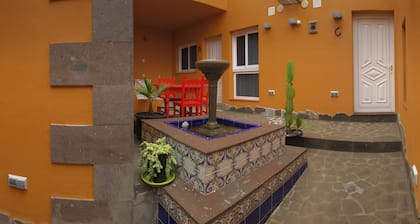 Village-talo on täysin uusittu jaettu neljään huoneistoon, joissa on sisäpihalla Arico Vie