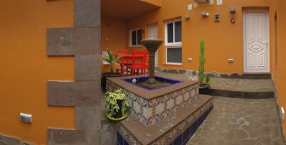 Village house completely renovated divided into 4 apartments with courtyard in Arico Vie