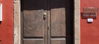 Village-talo on täysin uusittu jaettu neljään huoneistoon, joissa on sisäpihalla Arico Vie