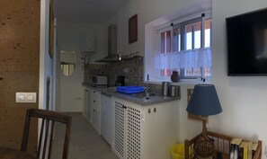 Mikrowelle, Wasserkocher mit Kaffee-/Teezubehör