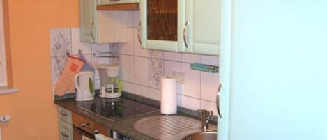 Jääkaappi, uuni, astianpesukone, syöttötuoli