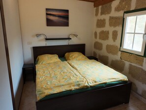 2 dormitorios, tabla de planchar con plancha, cuna de viaje