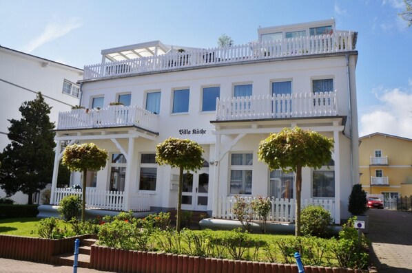 Ein weißes Gebäude mit Balkonen und einem Schild mit der Aufschrift "Villa Käthe".