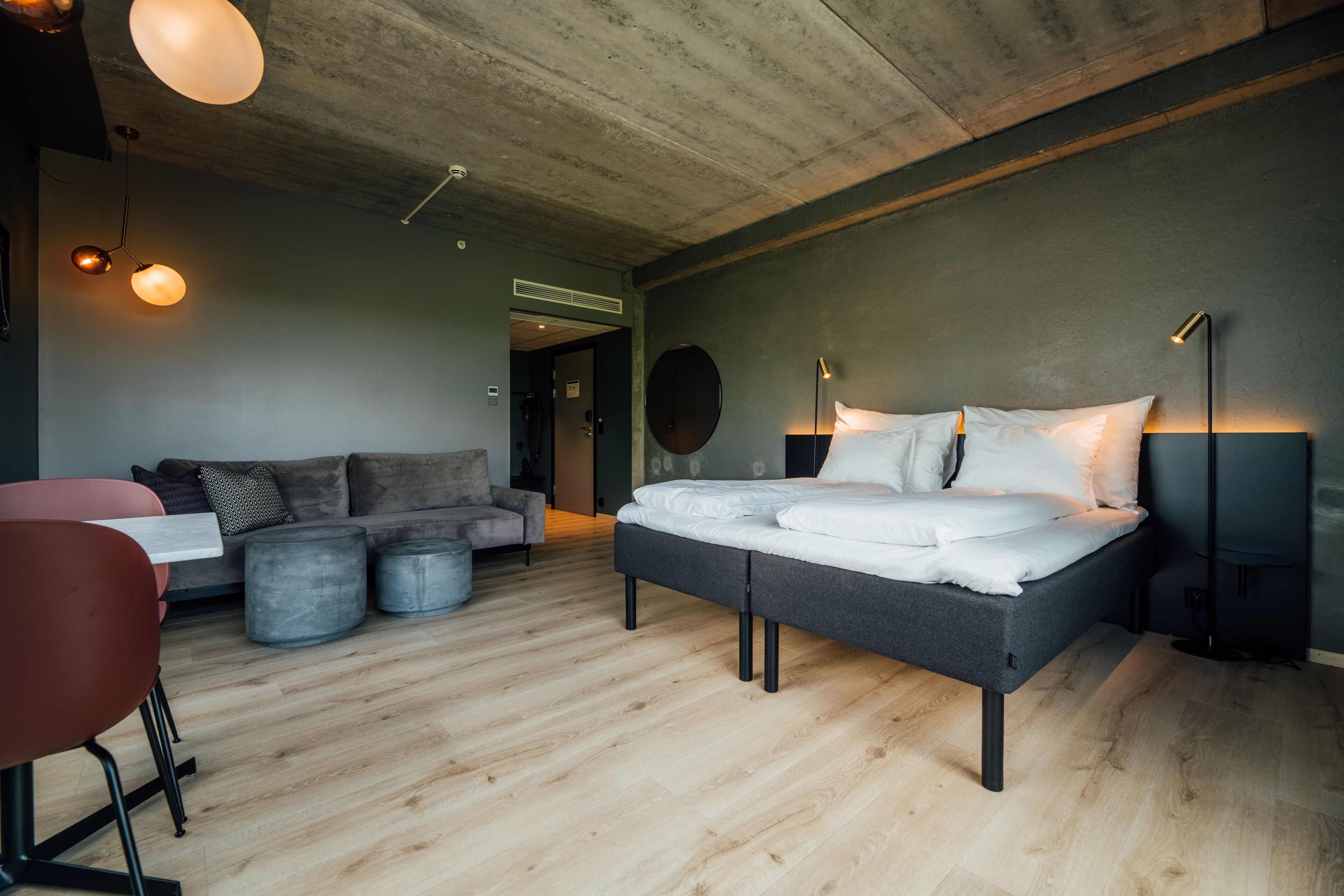 family room, non smoking | premium bedding, pillow-top beds, desk, bed sheets