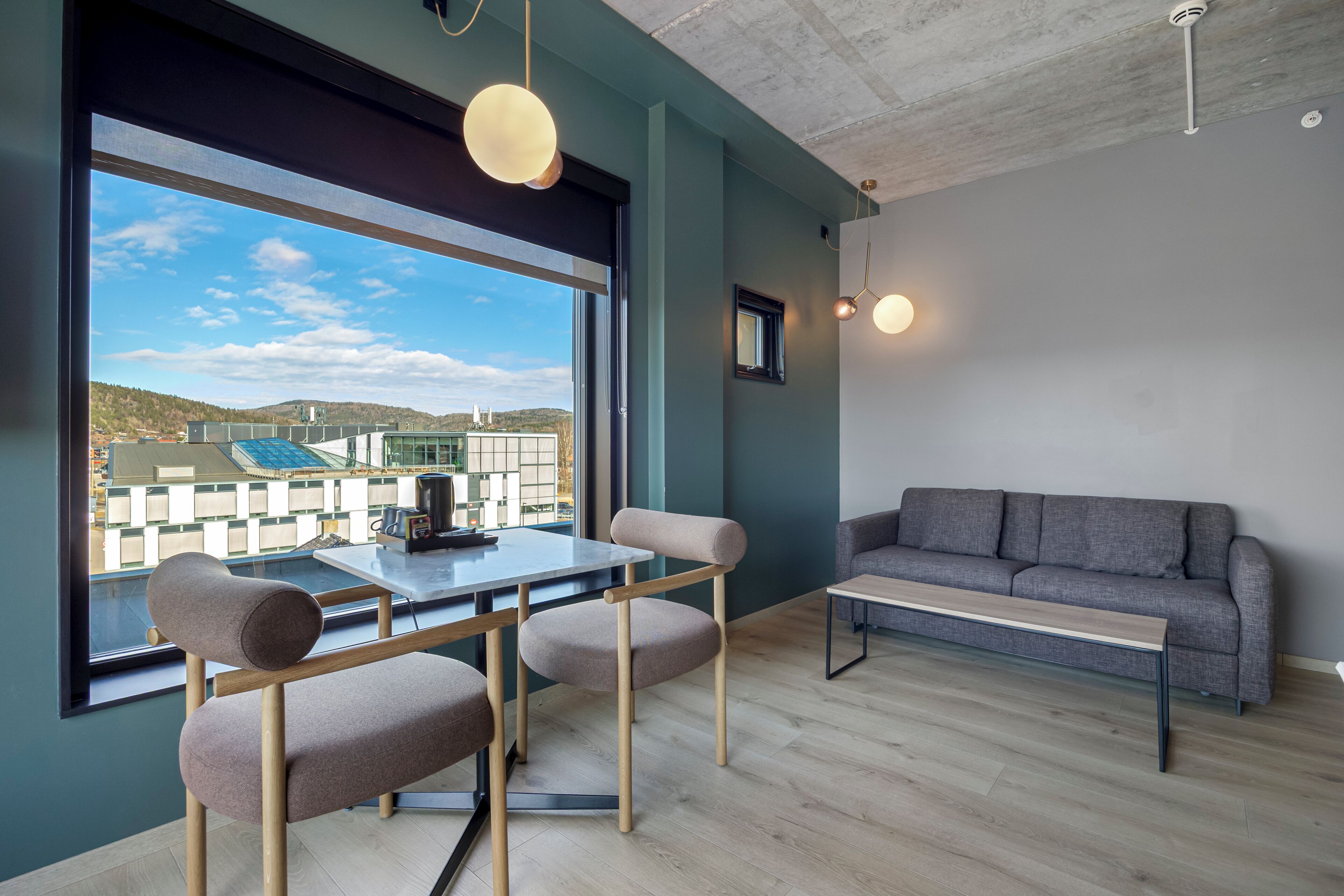 Familierom, ikke-røyk | Sengetøy av topp kvalitet, senger med overmadrass og skrivebord