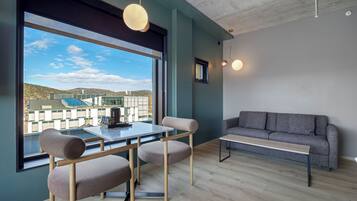 Familierom, ikke-røyk | Sengetøy av topp kvalitet, senger med overmadrass og skrivebord