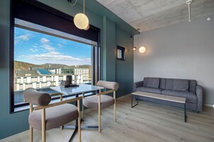 Quarto família, para não fumantes | Roupas de cama premium, camas com colchões pillow-top, escrivaninha