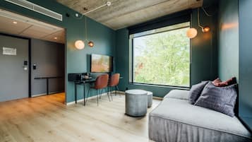 Rom – deluxe, ikke-røyk (Multiple Beds) | Sengetøy av topp kvalitet, senger med overmadrass og skrivebord