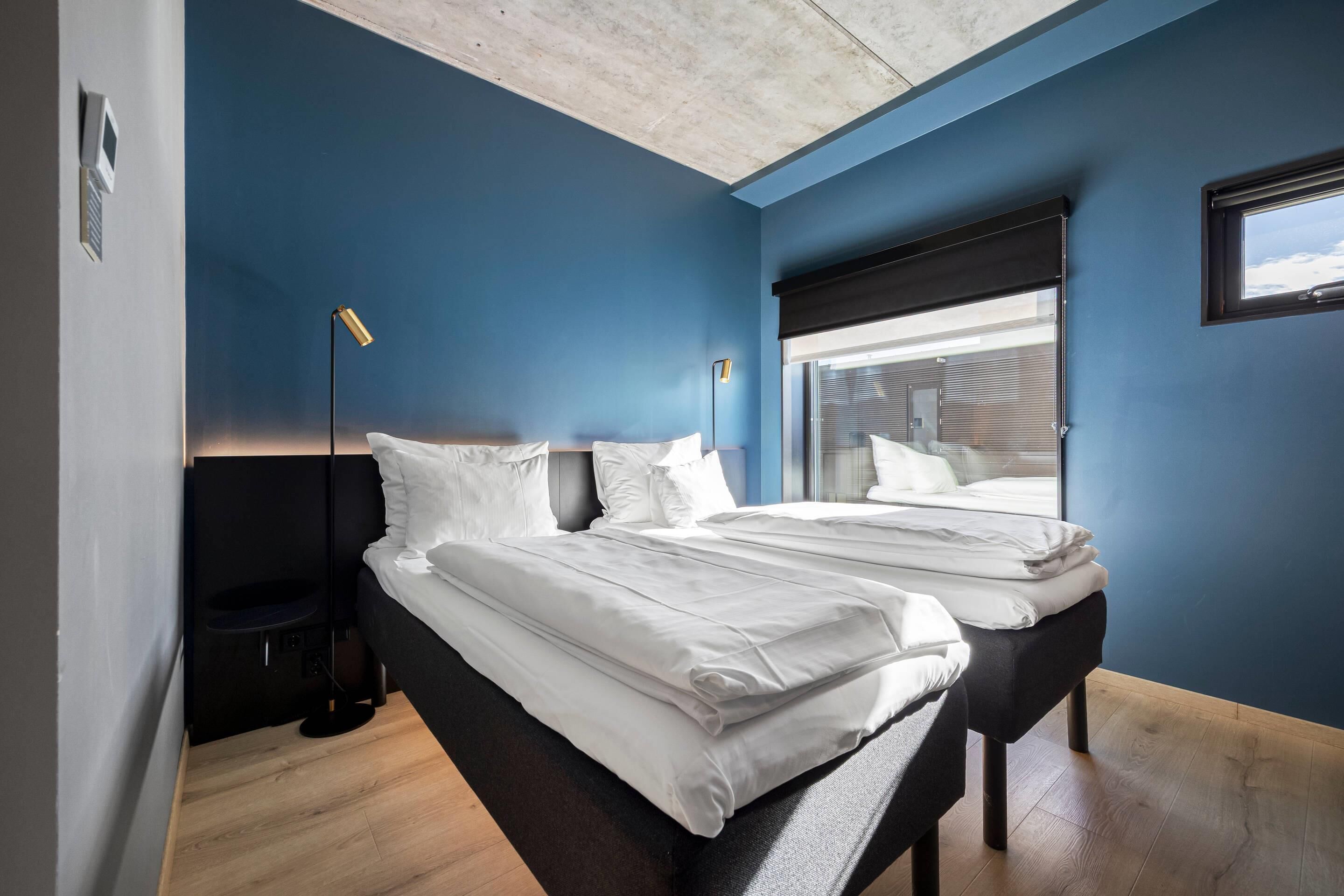 Habitación estándar con 2 camas individuales, no fumadores | Ropa de cama de alta calidad y colchones con acolchado adicional