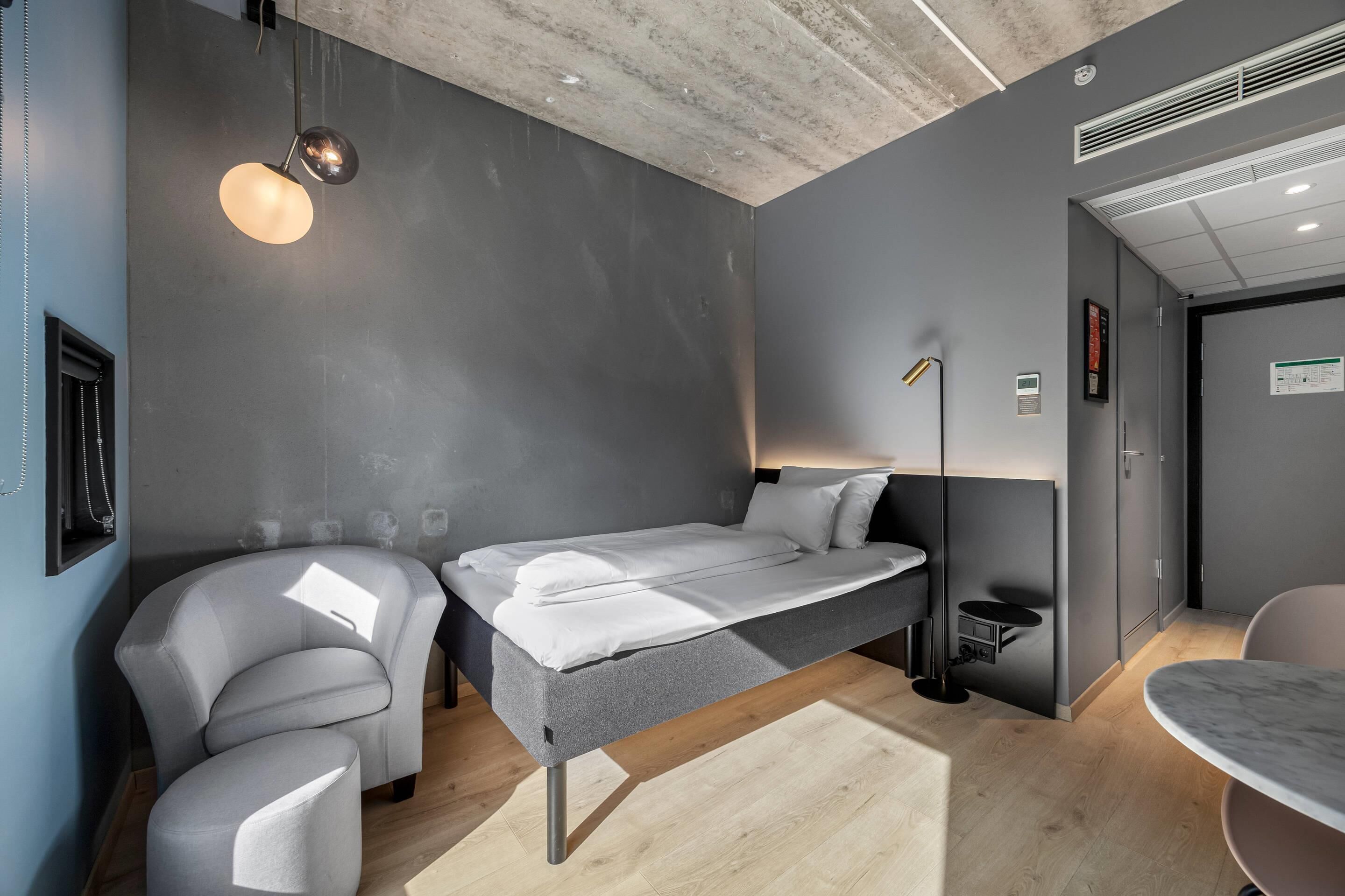 Chambre simple (Compact) | Literie de qualité, lit avec matelas à plateau-coussin, bureau