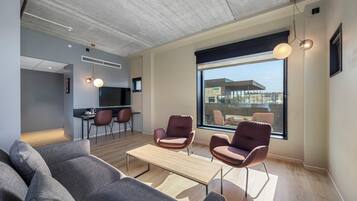 Rom – deluxe, ikke-røyk (Multiple Beds) | Sengetøy av topp kvalitet, senger med overmadrass og skrivebord