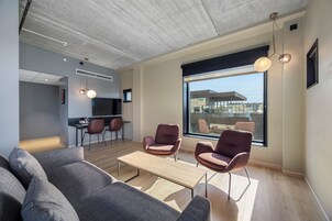 Quarto luxo, para não fumantes (Multiple Beds) | Roupas de cama premium, camas com colchões pillow-top, escrivaninha