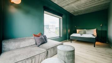 Rom – deluxe, ikke-røyk (Multiple Beds) | Sengetøy av topp kvalitet, senger med overmadrass og skrivebord