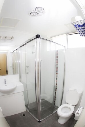 Shower, rainfall showerhead, towels - Bull 'n' Bush Hotel Motel (Medowie)