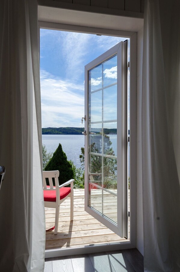 Interior - House directly over the lake (Tämta)