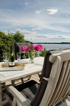 Outdoor dining - House directly over the lake (Tämta)