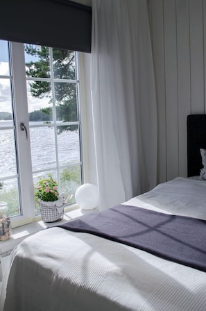 2 bedrooms, iron/ironing board, travel cot, free WiFi - House directly over the lake (Tämta)