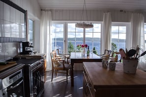 Fridge, oven, stovetop, dishwasher - House directly over the lake (Tämta)