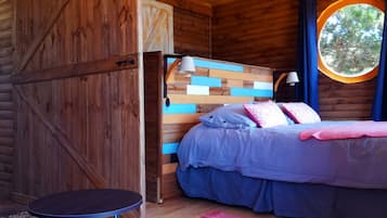 Deluxe Cabin, 1 Bedroom, Pets allowed, Bay View | Individually decorated, individually furnished, bed sheets