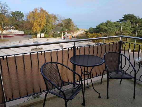 Unclassified image, 1 of 18, button