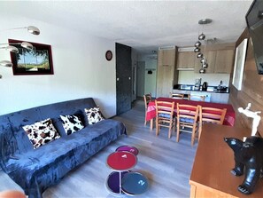 TV - Cozy 8-Person Apt, Village Center, Near Pool, 2 Bed, 2 Bath, Balcony, Stunning Views (La Clusaz)