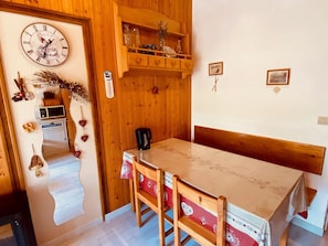 Interior - Studio sleeps 4 with garage near slopes (La Clusaz)
