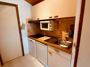 Fridge, microwave, oven, dishwasher - Studio sleeps 4 with garage near slopes (La Clusaz)